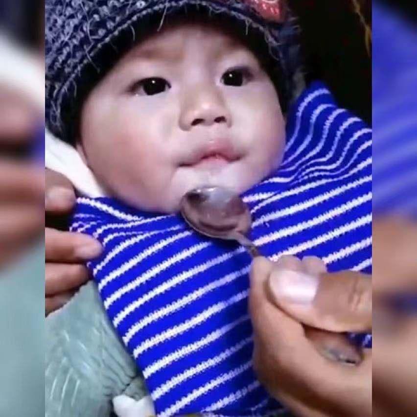 家长|妈妈给宝宝喂水，没想到却喂一口吐两口，网友：搁这儿是卡bug呢