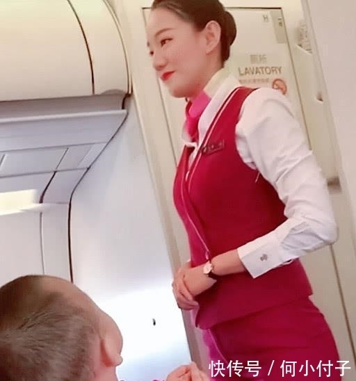 抱抱|“坐飞机宝宝”看到空姐求抱抱走红,网友:随他爹随他爹!