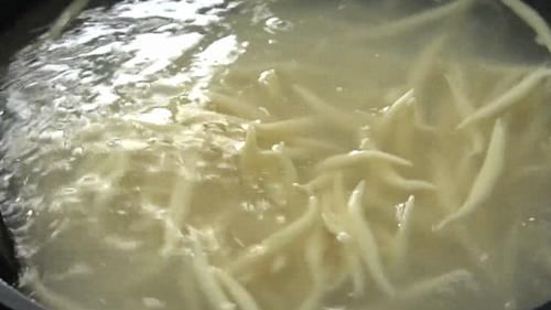 面条|第一次见山药的这种吃法，五分钟搓一盘，爽滑筋道，营养又好吃