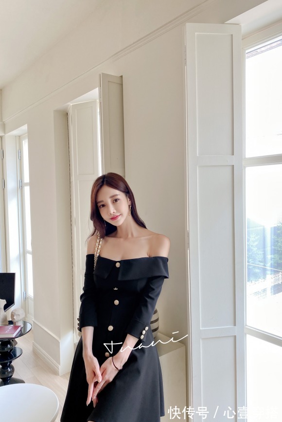 搭配|女神孙允珠时尚搭配:黑鸦幻魅竖扣抹胸哥特连衣裙