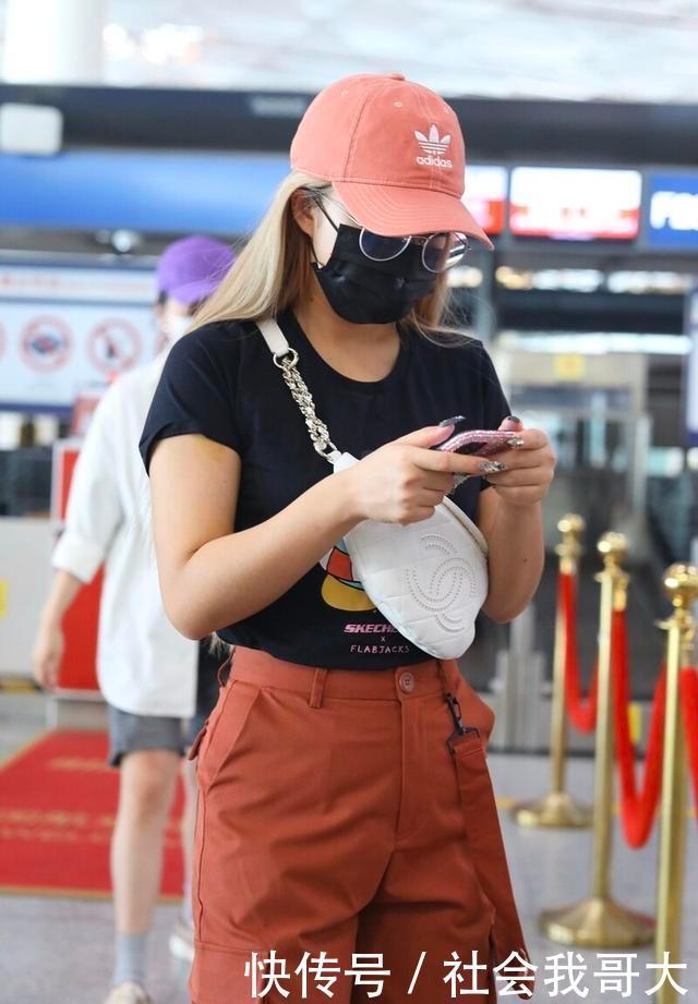 吸引力|王菊把工装裤穿出时尚感,砖红色精致大方不显老,配件T恤都好看