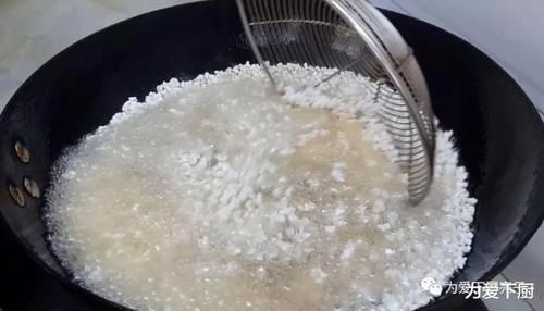 大米扔进滚烫的油锅里,5秒瞬间变美食,吃一口就爱上了,真的太好吃了