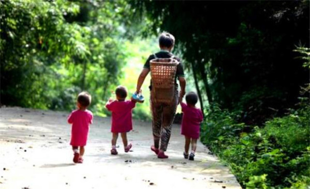 三胞胎|奇闻45岁高龄宝妈怀上三胞胎,不顾反对生下,三年后生活如此