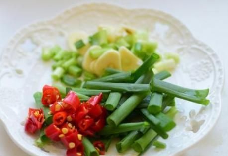 饭店炒的白菜好吃?原来下锅前要多加这1步,白菜脆爽不出水