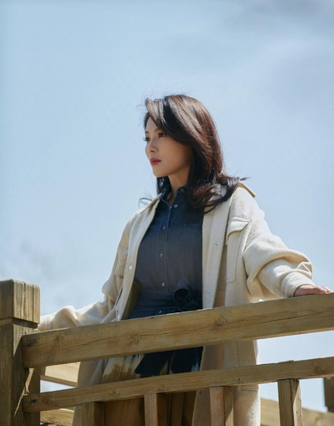 外套|刘涛美得“优雅温婉！穿一袭牛仔拼接色连衣裙拍时尚大片，超洋气