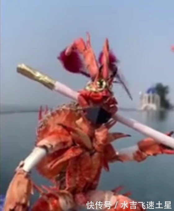 童心|网友用龙虾壳制作手办,不过这不是铠甲勇士,而是龙虾异能兽
