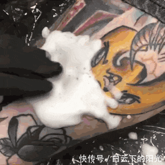 尴尬|姑娘穿旗袍千万要注意坐姿，被别人看光了还不知道，我都替你尴尬