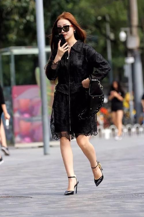 街拍：女生搭配高跟鞋，时尚魅力又优雅
