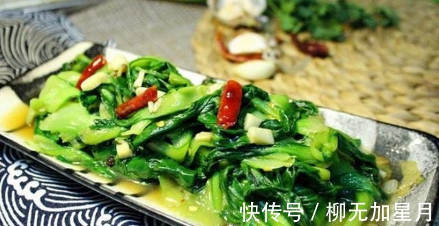 炒青菜时，不能直接下锅炒，牢记4个技巧，好看又好吃，比吃肉香！