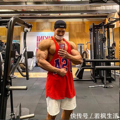 视觉效果|十年打造巨兽般的身材,体重105公斤,背阔肌与腰的比例极其夸张