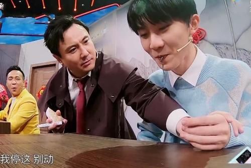 馬嘉祺當(dāng)眾吃“蚯蚓”，強(qiáng)忍吞下的畫面好辛酸，一旁沈騰太仗義