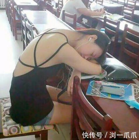 |搞笑GIF：保安很好笑吗？我最鄙视的就是你这种不捐款还在那里哈哈大笑的人