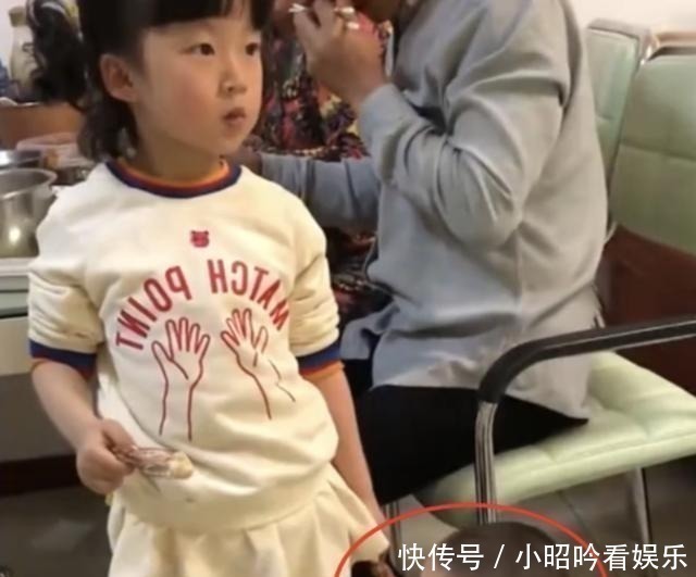 偷吃|弟弟见姐姐看电视入迷,趁机偷吃她手中鸡腿,被发现后表情萌翻