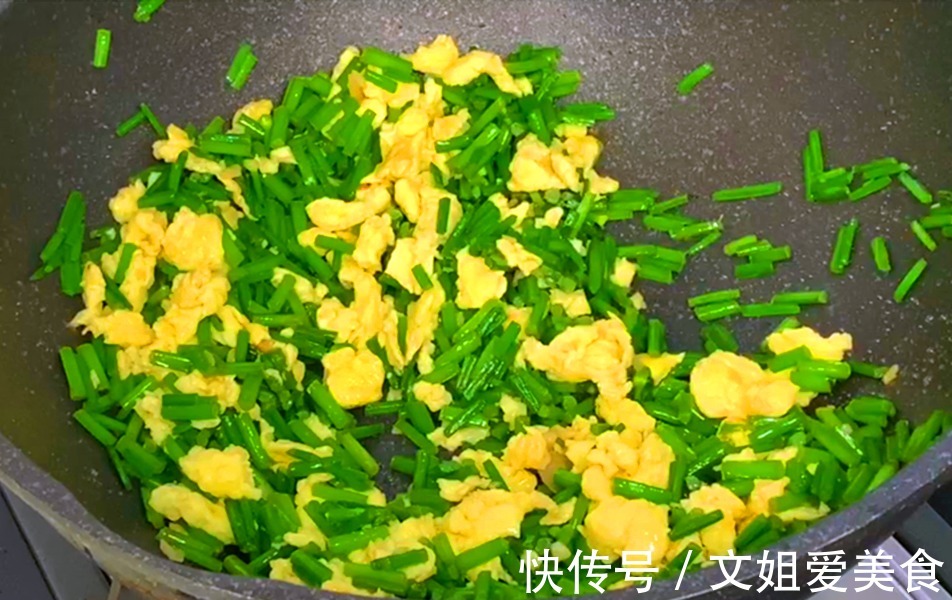 韭菜黄|秋天吃什么菜？比吃韭菜和西红柿更有营养呢？
