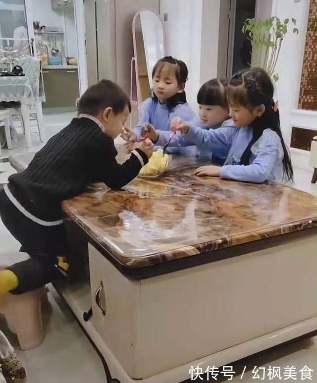 护食|弟弟在家吃“独食”,三个姐姐现身后,弟弟的表现笑翻网友满满的求生欲