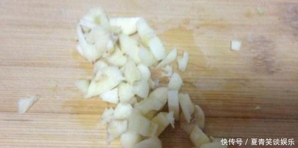 入味|凉拌黄瓜这样吃,教你搭配这两样菜,营养美味很入味,一盘不够吃