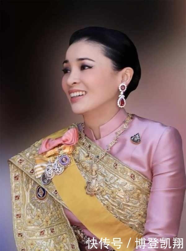 新贵妃&泰国贵妃诗妮娜照片发布后,让网站瘫痪,21张美照尽显传奇人生