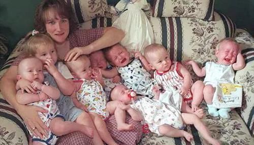 多胞胎|首例7胞胎每日喝42瓶奶粉、用52片尿布，如今长大了个个出众