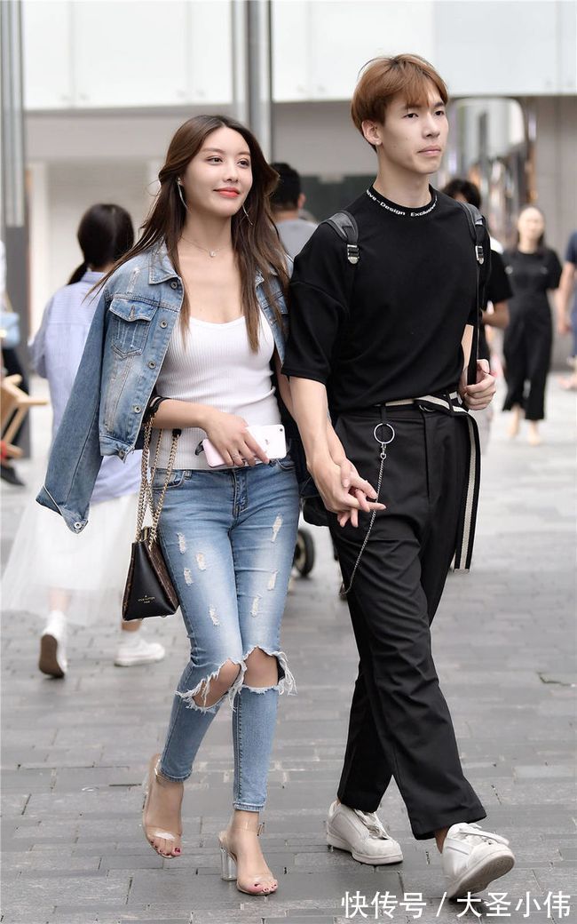 牛仔裤|美女街拍:蓝色紧身牛仔裤,膝盖的破洞很个性,披着牛仔夹克