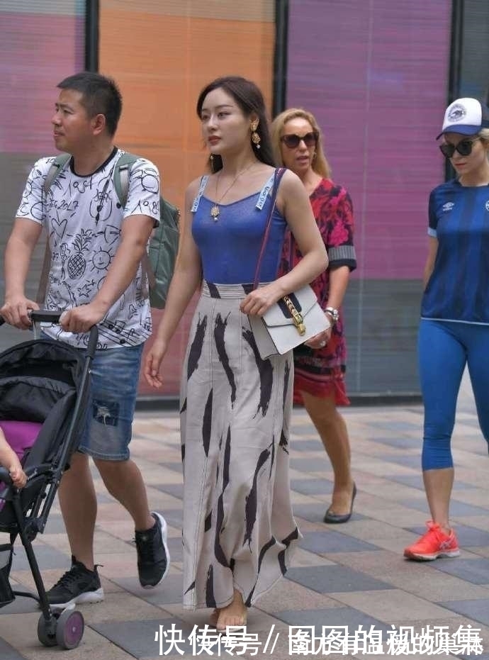 穿搭 这个季节姑娘想起了漂亮的夏装,展示出了开心的一面