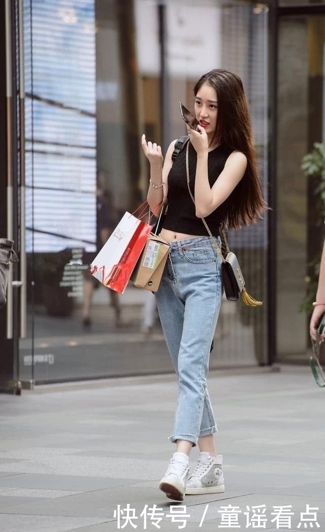 街拍:清凉打扮的美女,丰腴有致,比你想象中的时髦!