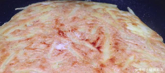 土豆丝里打两个鸡蛋,没想到这么好吃,我家一周做3次!