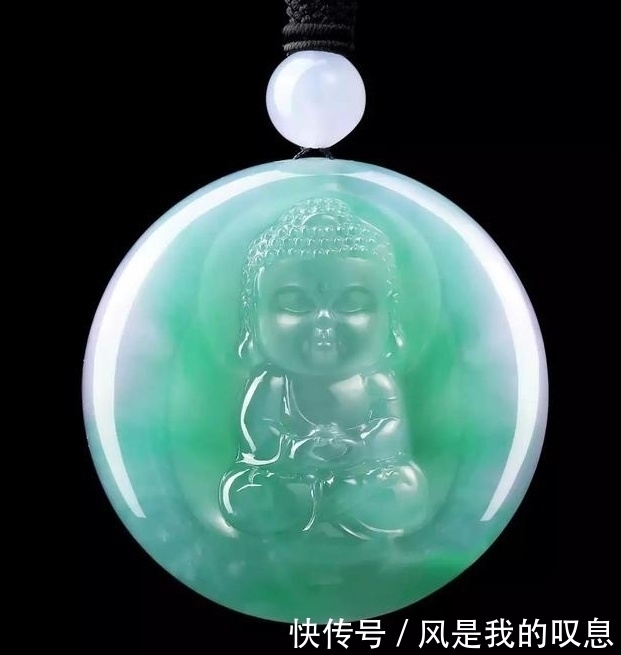 送出去|奇闻:送出去的一块翡翠废料,闺蜜拿去酱紫做,瞧到成品不淡定