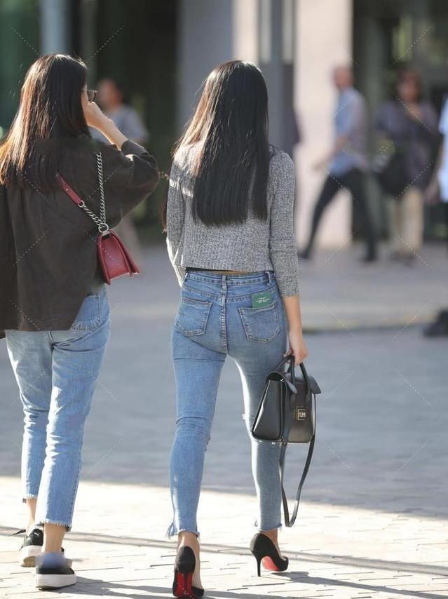 浅色|灰针织开衫,搭配浅色牛仔裤,温暖舒适,优雅大方