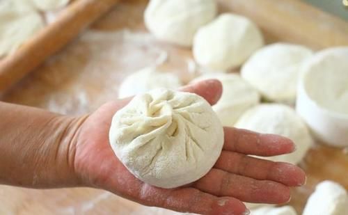 蒸包子时：记住不要直接上锅蒸！牢记3诀窍，包子松软好吃不塌陷