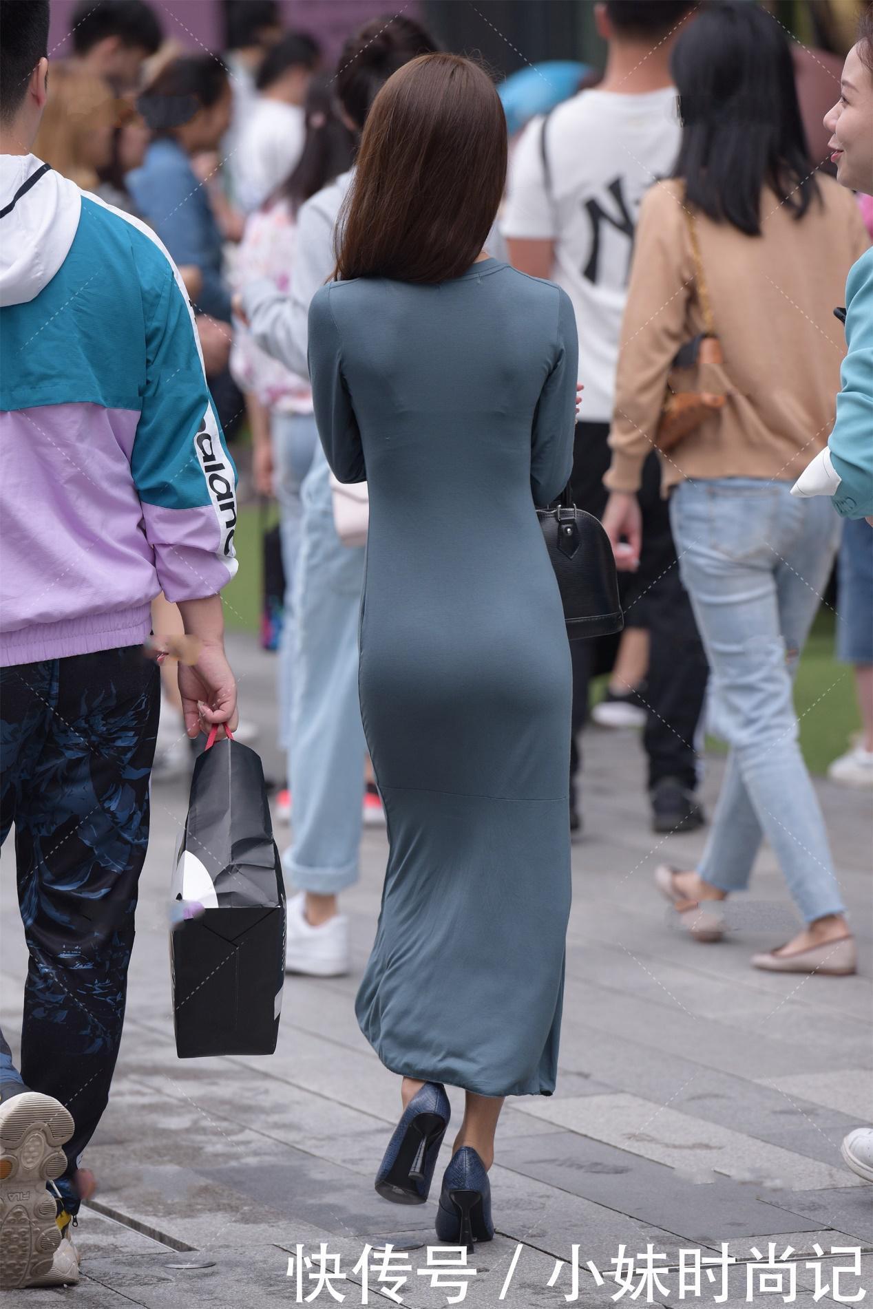 多变|街拍:墨绿色宽松长款连衣裙, 舒适百搭, 风格多变