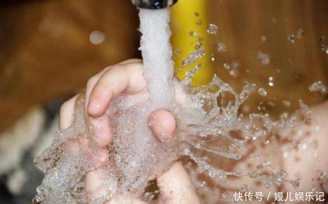 家长|孩子被烫伤,是该先脱衣服还是先冲水?一步做错,孩子伤情更严重