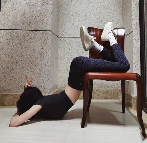 模仿杨幂？关晓彤大秀美腿，修图失误翻车了