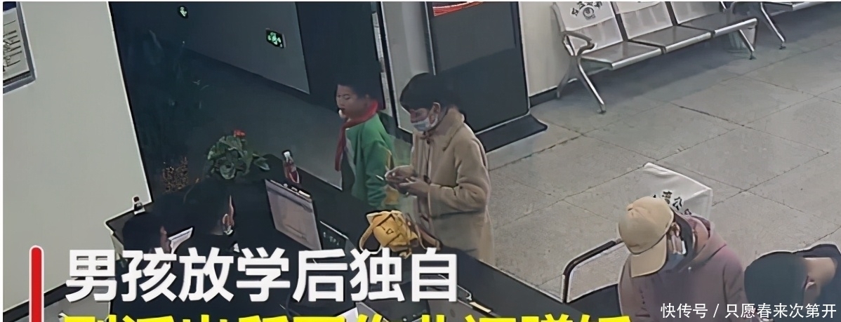 萌娃大摇大摆上门“蹭吃”火了，双手插兜表情贼逗：婶，我又来了