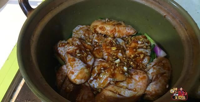 鸡翅|鸡腿别总是红烧了,教你做美味的石锅蒜香鸡翅,作法简易,解馋解饿