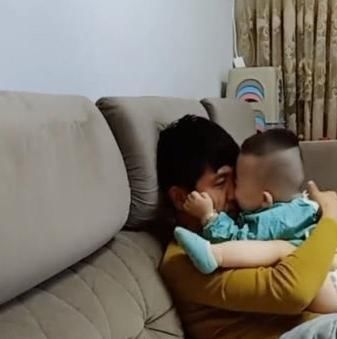 爸爸|宝宝见爸爸打游戏,随后熊孩子的反应,网友:穿纸尿裤的惹不起