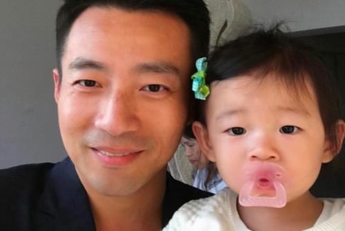 宝爸|新时代宝爸：愿做“女儿奴”，儿子“靠边站”，他们为何变了？