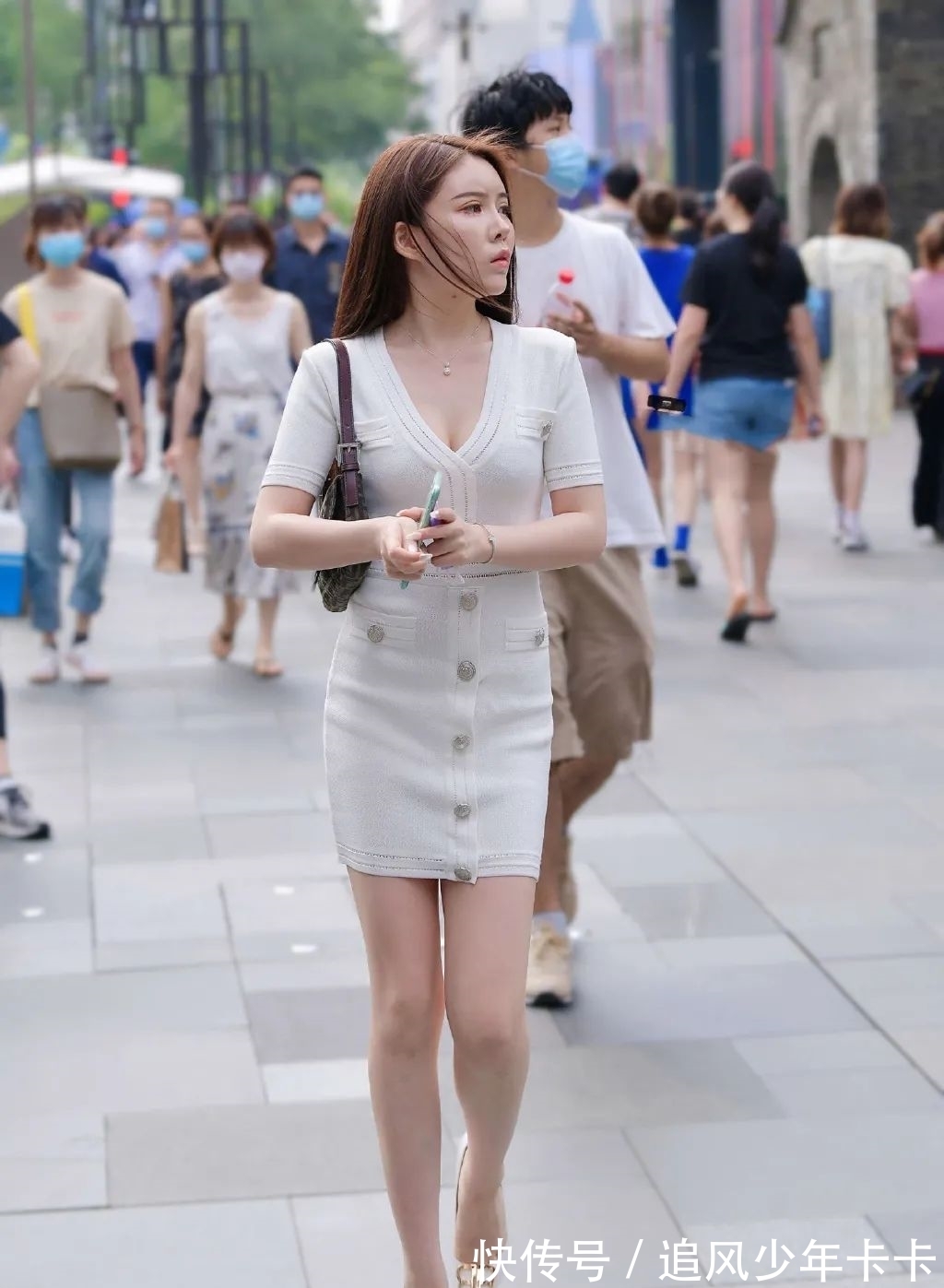 包臀裙|街拍:包臀裙搭配高跟鞋,营造含苞待放的美