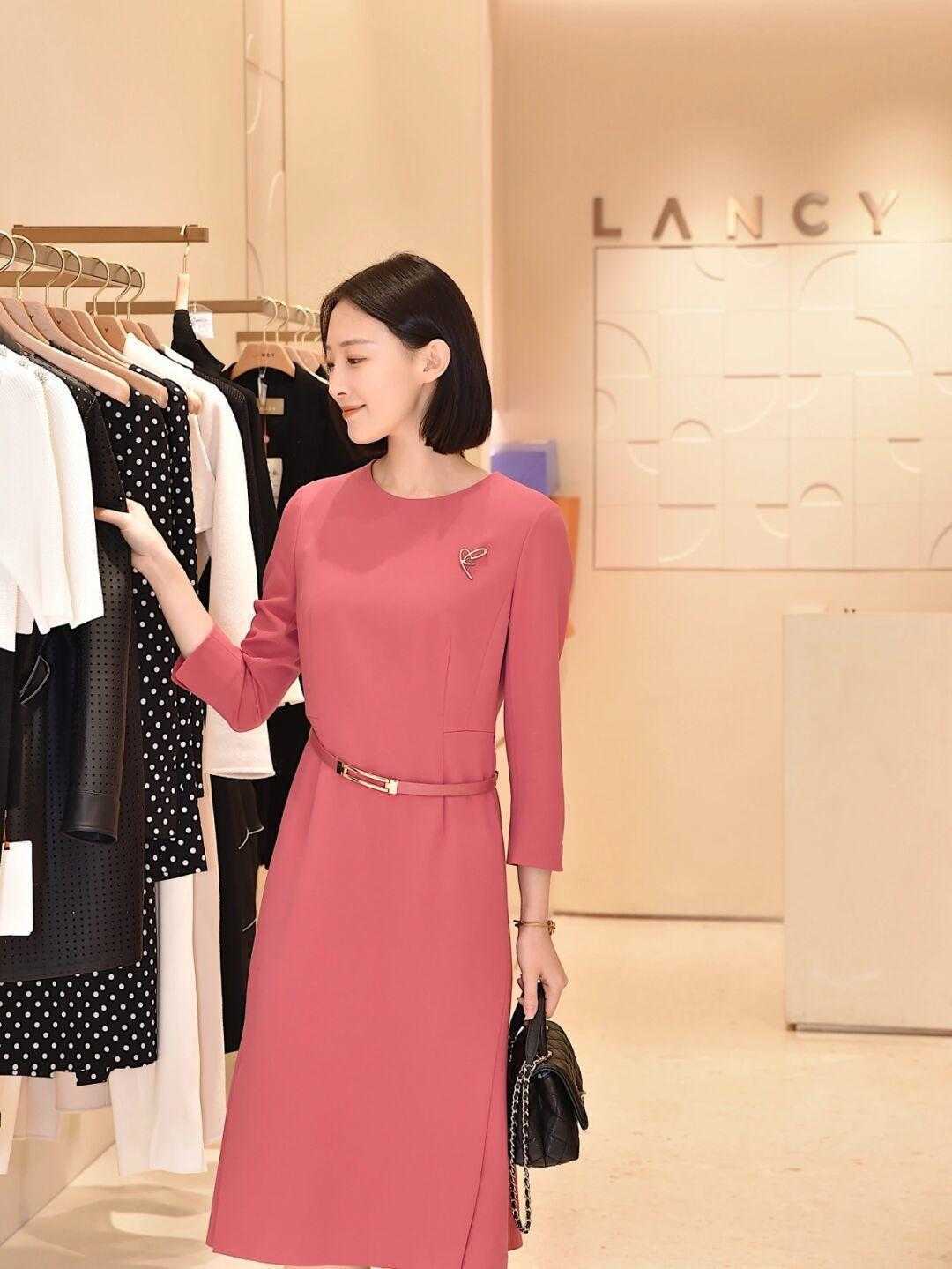 牛仔裙 早春职场怎么穿更洋气?借鉴这几组搭配方式,简约日常又有气场