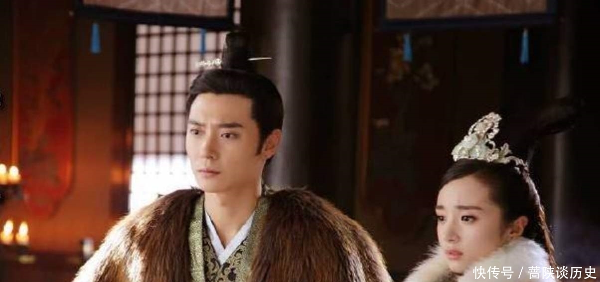 相士劝皇帝不要出宫,皇帝大怒:回来就杀了你,相士:你回不来了