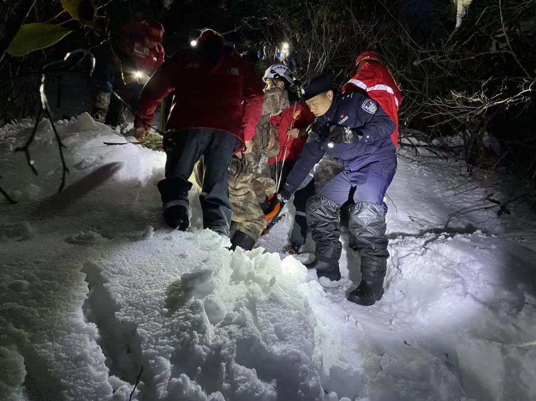 东天目山|六旬驴友东天目赏雪摔骨折 他们踩着1米多深的积雪 历时5小时将伤者安全救下山