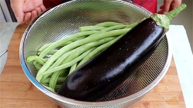 教你用茄子和豆角,做出美味的家常菜,刚上桌就被抢着吃,太香了