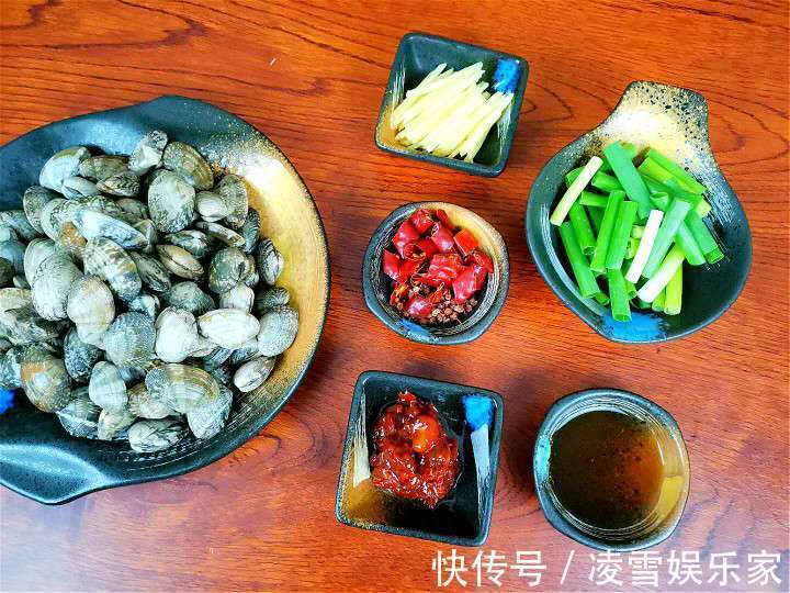 正确做法|炒花蛤时,有人焯水,有人直接炒,大厨都不对,教你正确做法