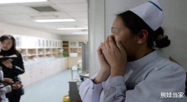 独自一人|孕妇深夜生二胎,女儿独自一人在产房外等候,护士询问后哽咽