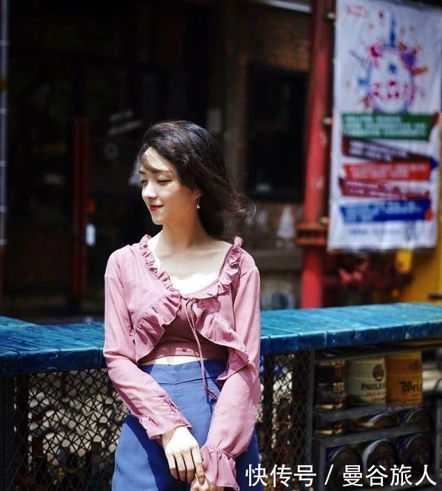 卫衣|街拍:黑色卫衣+豹纹短裙,小姐姐太会搭配了,即时尚又性感