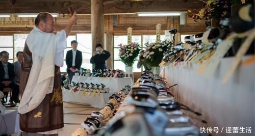 女儿|父母带2岁女儿去寺庙进香,在门口被一老和尚拦下:孩子别进