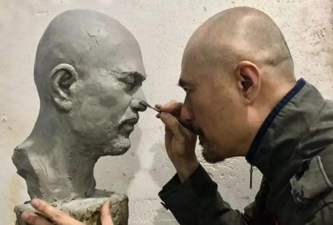 素描#徐锦江是绘画大师?随手画了一副素描,难怪作品能卖80万?