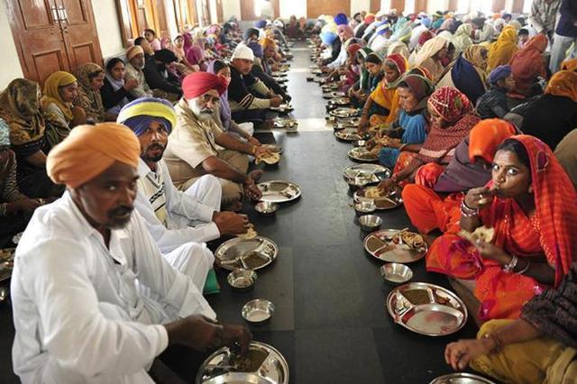 全球最大的免费食堂:每天供万人用餐,外墙用880公斤纯金打造