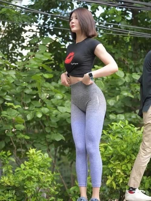 时尚 穿着蓝色瑜珈裤的时尚女生,收腹提臀效果好,百搭显瘦还时髦