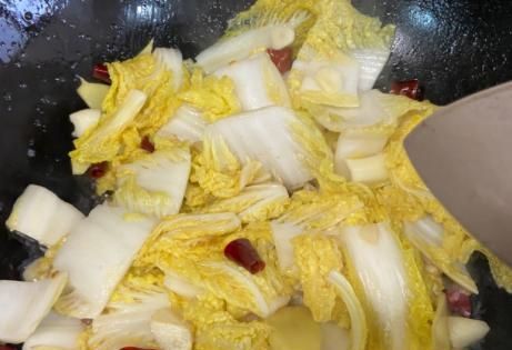 饭店炒的白菜好吃？原来下锅前要多加这1步，白菜脆爽不出水