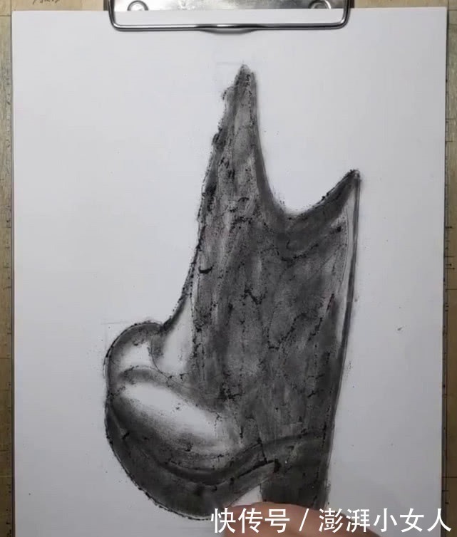 美术生$本以为美术生手绘高跟鞋,画纸裁掉一截后,成画瞬间变身!